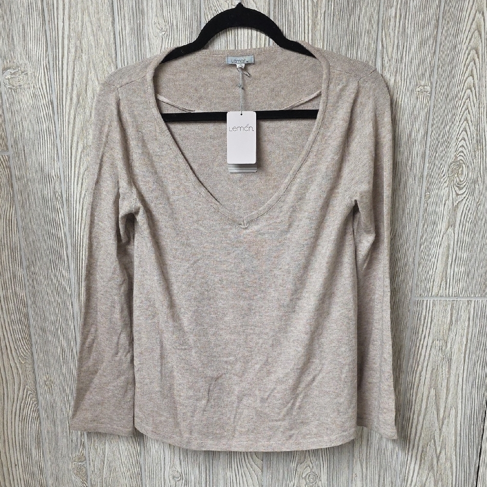 Lemon Beige V-Neck Long Sleeve Top Womens Size Small NWT
